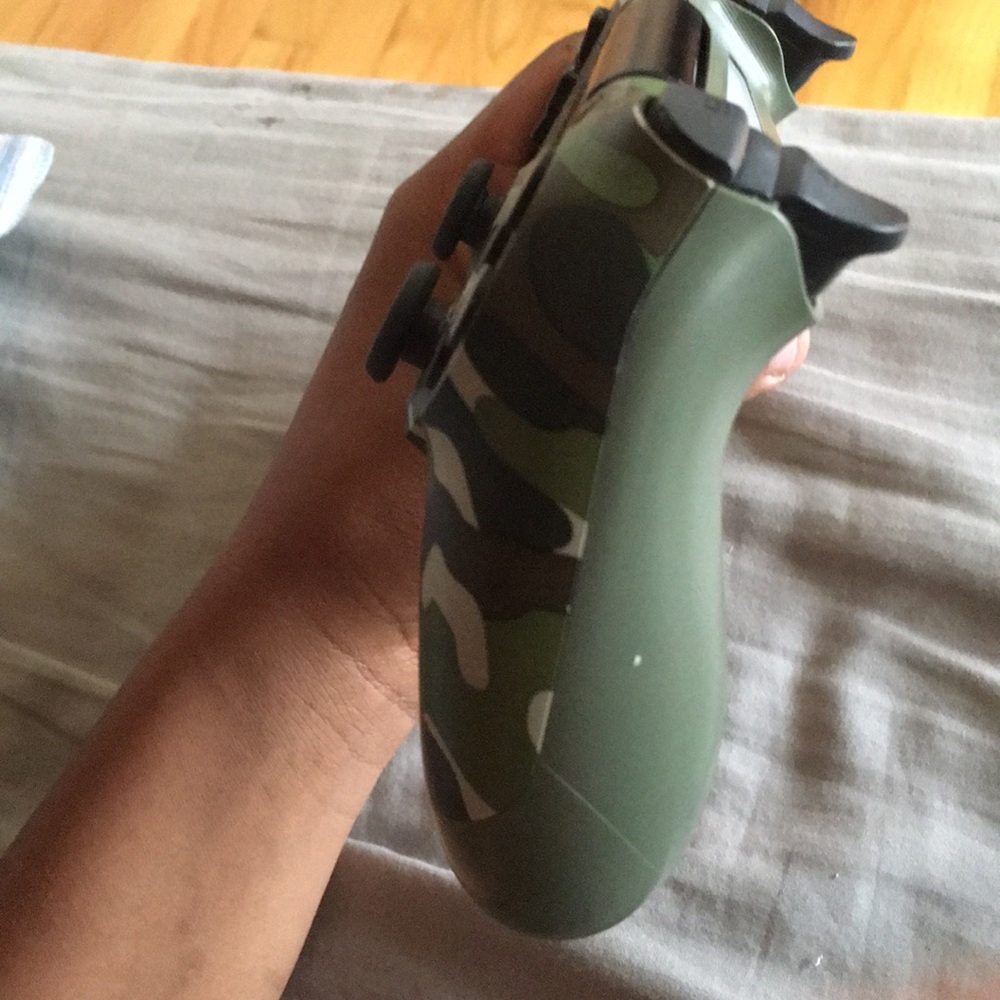 A ps4 controller - Picture 2 of 4